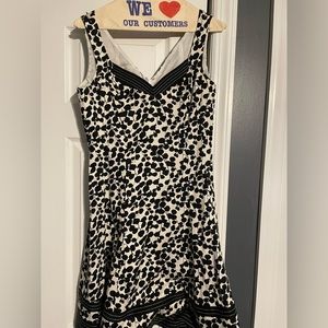 Jones Studio zip up back. Black and white v-neck dress